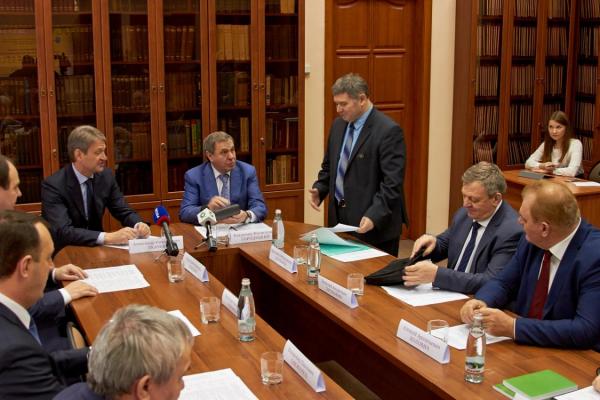 Министр сельского хозяйства РФ провел совещание в Институте цитологии и генетики