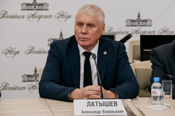 Латышев на церемонии объявления премии_фото пресс-служба РАН