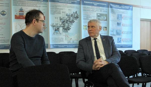 МНСК-2022 в ИФП СО РАН: электронный транспорт, взаимодействие графена с водой и многое другое