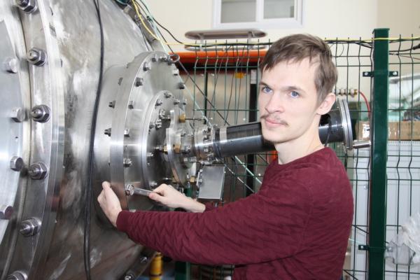 Эксперимент на мощном высоковольтном инжекторе отметили престижной стипендией