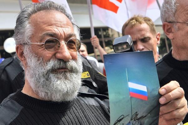 Северный полюс становится ближе к России, но — медленно