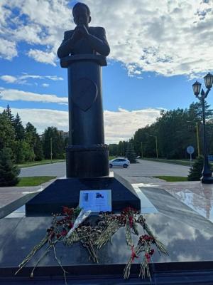 В Академгородке возник стихийный мемориал Дмитрию Колкеру у памятника академику Коптюгу.
