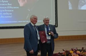 Вручение академику РАН Александру Асееву золотой медали им. К.А. Валиева за выдающиеся заслуги в области микро- и наноэлектроники