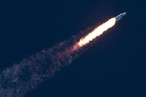 Из всех заявленных проектов только проект Илона Маска подразумевает, что он будет использовать собственные носители для выведения спутниковой группировки