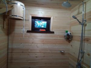 Вода, стекающая из душа, умывальника и кухонной раковины, не сливается в канализацию и не дренируется, а накапливается в специальном баке