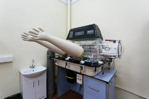 Специальная камера дает возможность работать в атмосфере инертного газа для веществ, неустойчивых в обычных условиях