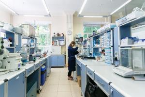 Аспирантка ИОХ РАН Лилия Сахарова подготавливает пробы для анализа вещества методом ядерного магнитного резонанса