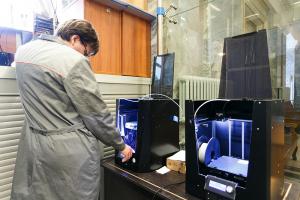 Евгений Гордеев изготавливает модели на 3D-принтере