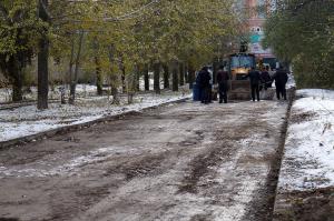 На разных ямах небольшого участка бульвара Молодежи (Академгородок) попробовали разные варианты смеси, чтобы потом весной выяснить, какой дал наиболее надежный результат