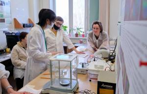 Программа школы предусматривает как лекционную часть, так и практические занятия