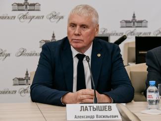 Латышев на церемонии объявления премии_фото пресс-служба РАН