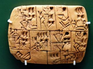 История письма началась с подсчета товаров в Месопотамии и привела к созданию первых литературных текстов и государств