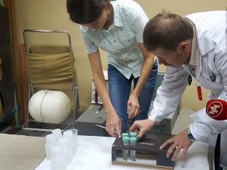 Для чего в Институте ядерной физики облучают речных рачков