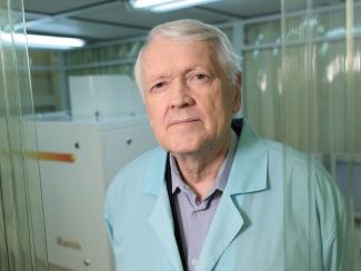 Вице-премьер Чернышенко поручил разобраться с решением лишить жилья известного ученого